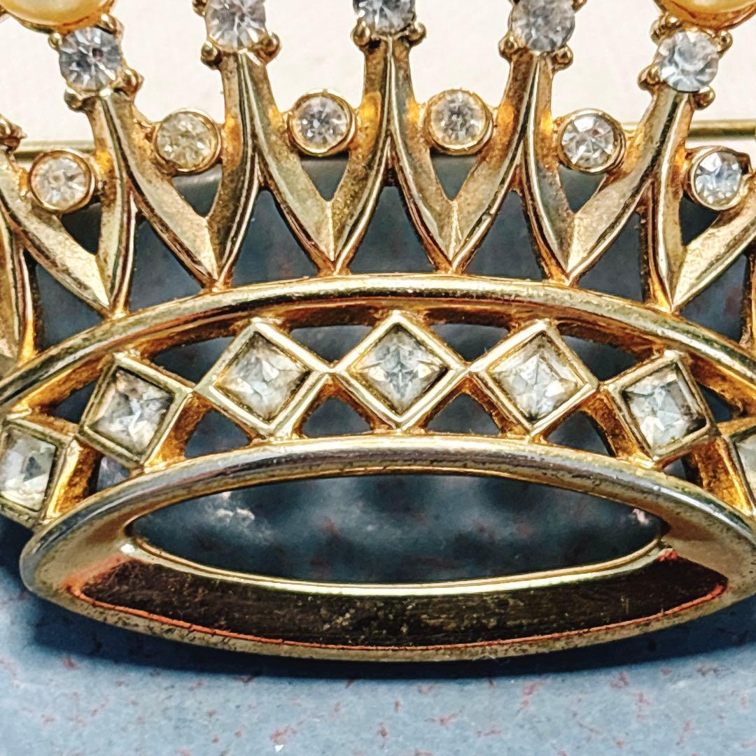 トリファリ 大きめのゴールドの王冠 ブローチ コスチュージュエリー