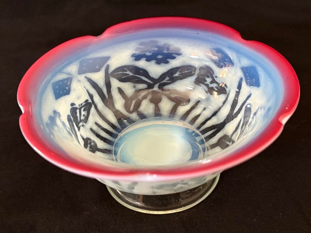 大正ガラス和ガラス菖蒲に蝶透かしウランガラス 桃色乳白氷コップ 12cm