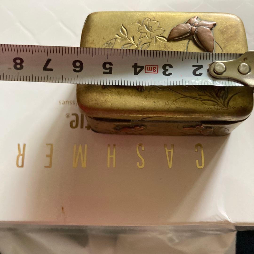 金色のカエルと蟹、蝶、バッタ、トンボなどの彫金箱