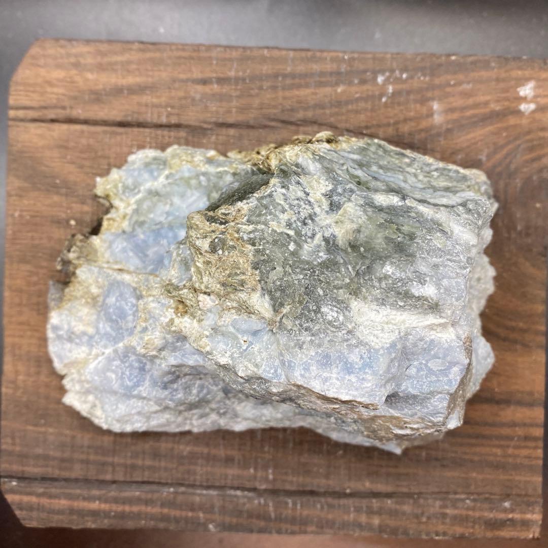 P005】糸魚川 青翡翠 677g 天然石 原石 ヒスイ パワーストーン 山石