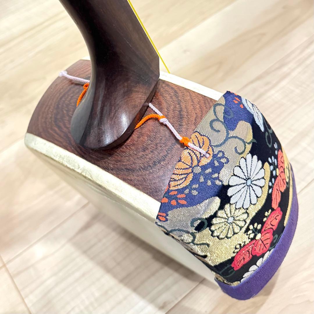 高級】 中棹三味線 子持ち綾杉胴 紅木 トチ有り 2本溝 金細 K刻印 鼈甲