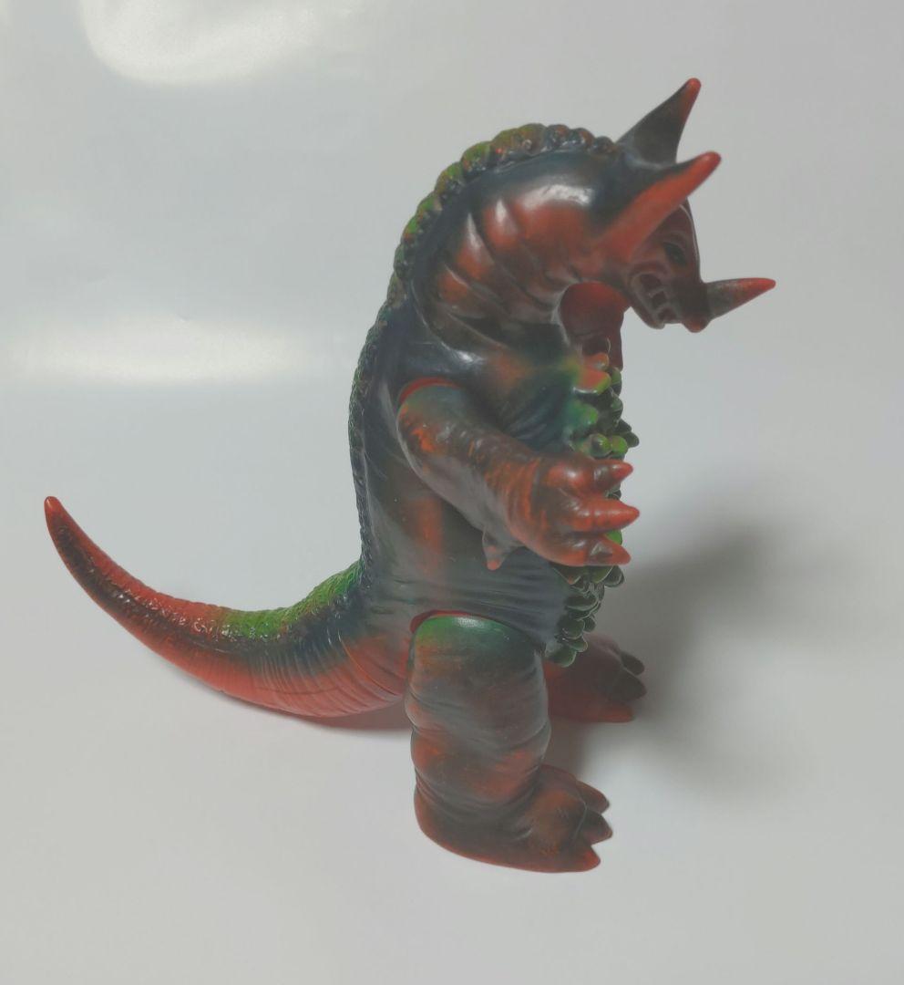 ゴモラ フィギュア 赤緑