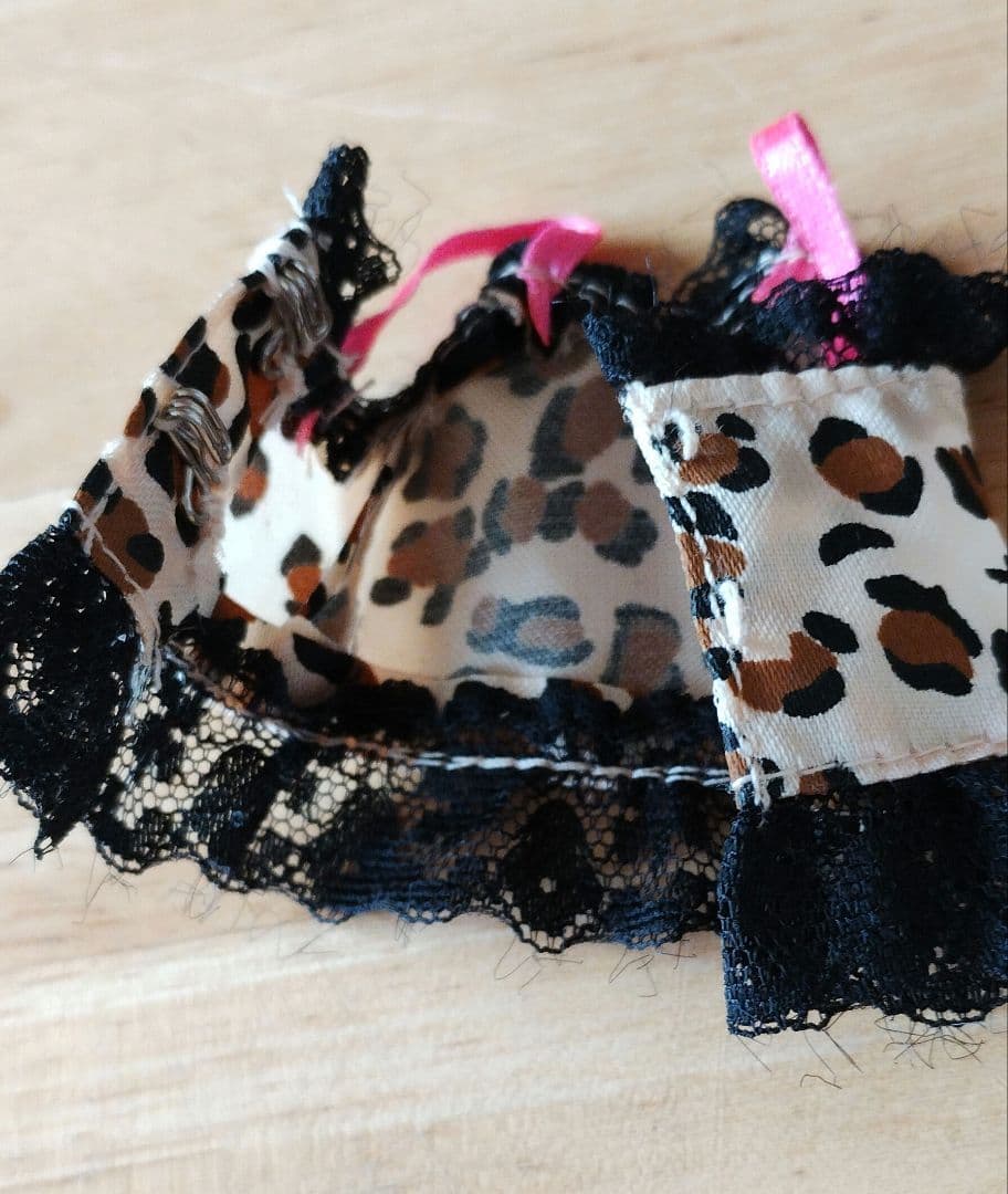 ハローキティドレスアップコレクション　ヒョウ柄ドレスとピンクのミュールのセット