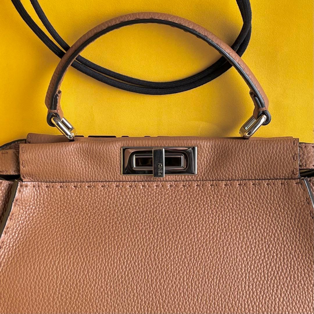 FENDI セレリア ピーカブー ミディアム ブラウン ショルダーバッグ