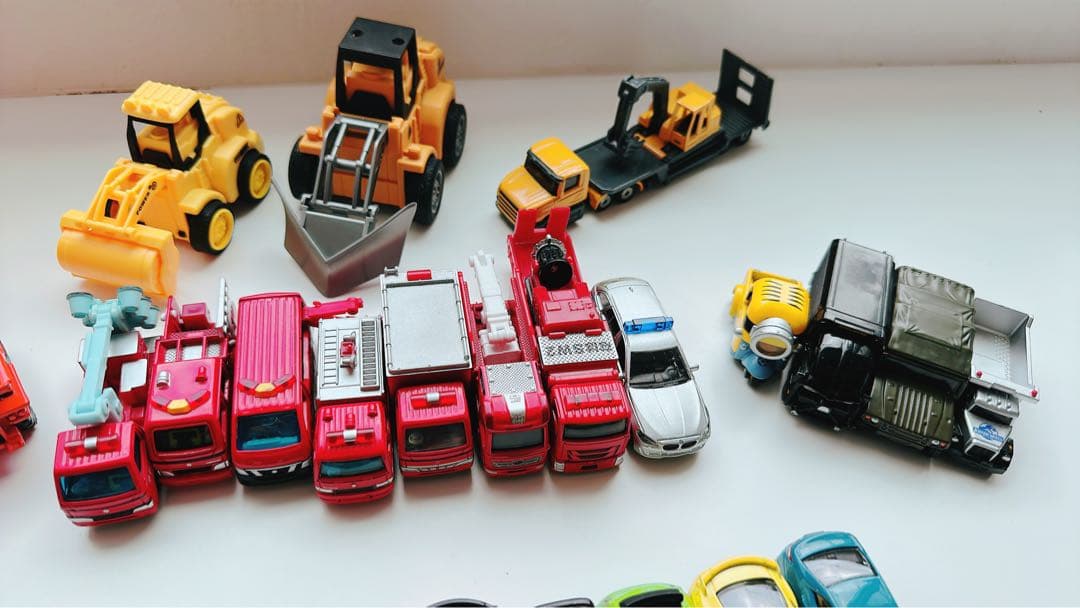ミニカー大量セットまとめ売り(はたらく車、高級車、消防車両etc)52台