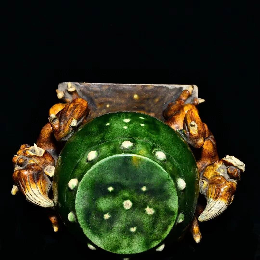 中国古美術・旧蔵の三彩陶磁器、力士が太鼓を携えたもの・26x33cm・賞物・案頭