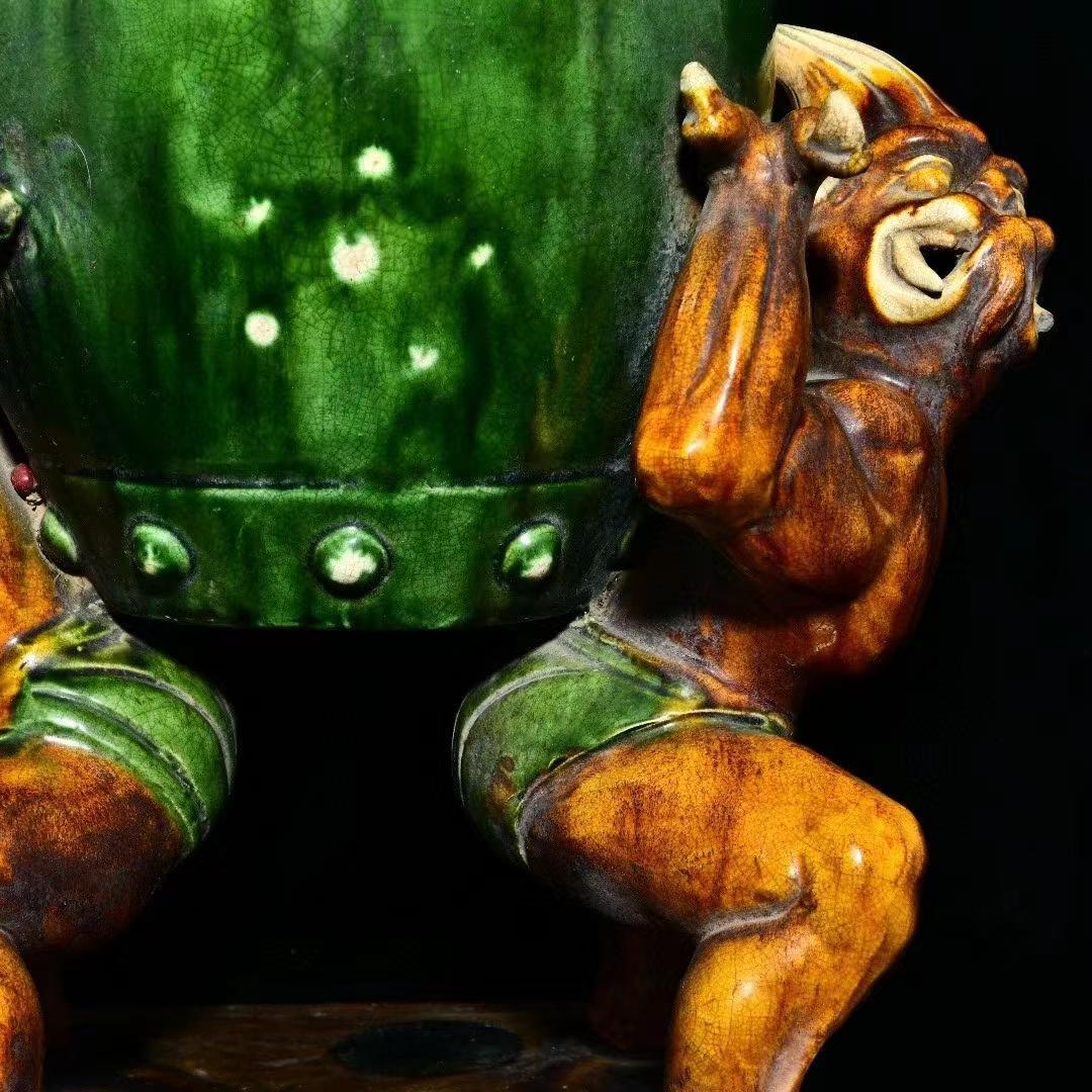 中国古美術・旧蔵の三彩陶磁器、力士が太鼓を携えたもの・26x33cm・賞物・案頭