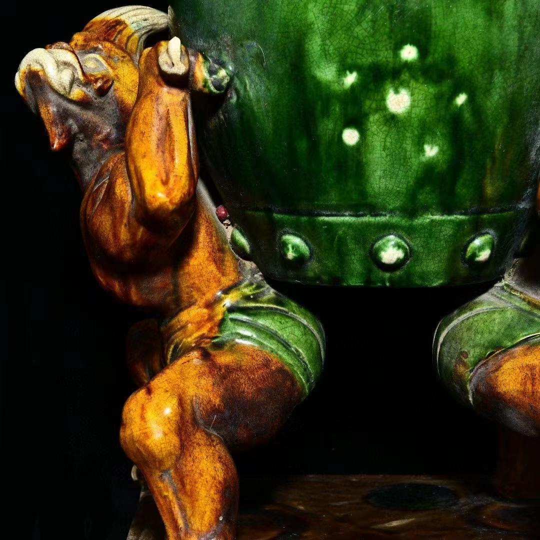 中国古美術・旧蔵の三彩陶磁器、力士が太鼓を携えたもの・26x33cm・賞物・案頭