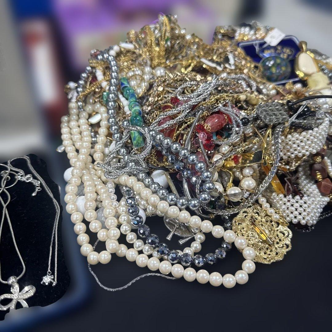 2955★レトロ　アクセサリーまとめ★3kg以上★ネックレス　ピアス　イヤリング