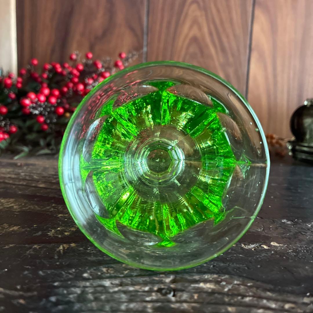 骨董 時代ガラス 若草色 プレスガラス 希少ラッパ型 菊割底 氷コップ