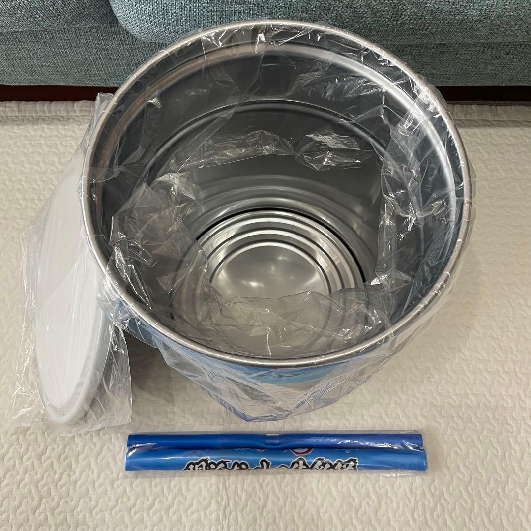 鬼*入様 明治おいしい牛乳 座れる鬼滅の刃缶 B3タペストリー - メルカリ