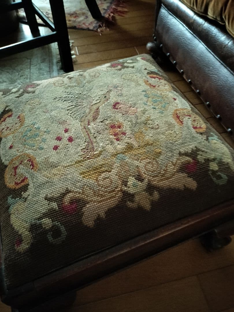 イギリスアンティークニードルワークのスツール