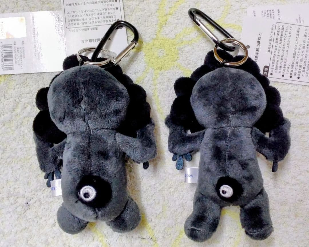 大阪関西万博　会場限定　黒ミャクミャク カラビナ付　立ち 座り　２個セット