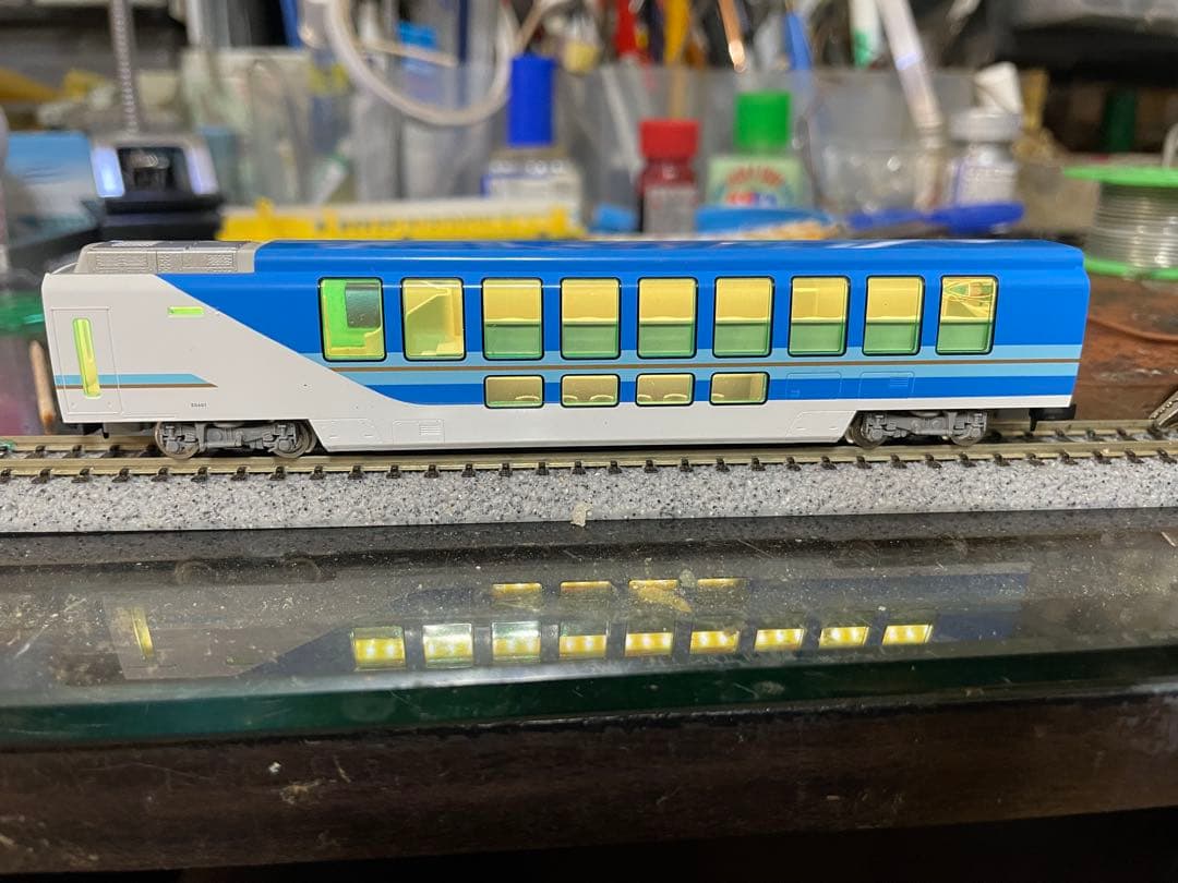 TOMIX「しまかぜ」に室内灯を組み込みます。