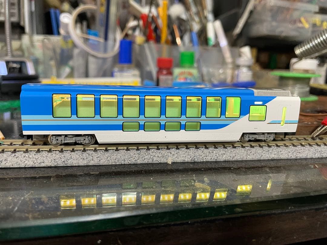TOMIX「しまかぜ」に室内灯を組み込みます。