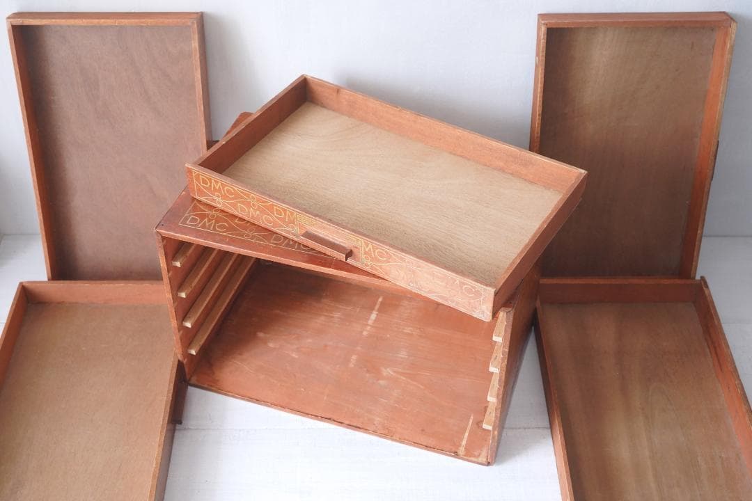 古い糸メーカーの引き出し② フランス・DMC スプールキャビネット