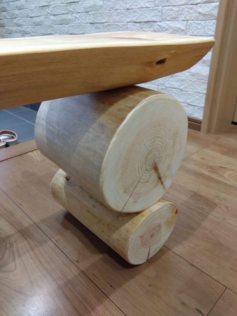 檜のベンチ（70）樹齢約70年、檜の原木の模様、年輪が綺麗ですよ❕脚も