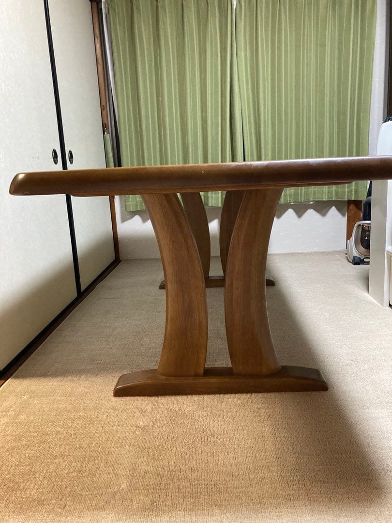 カリモク　一枚板の木製ダイニングテーブル