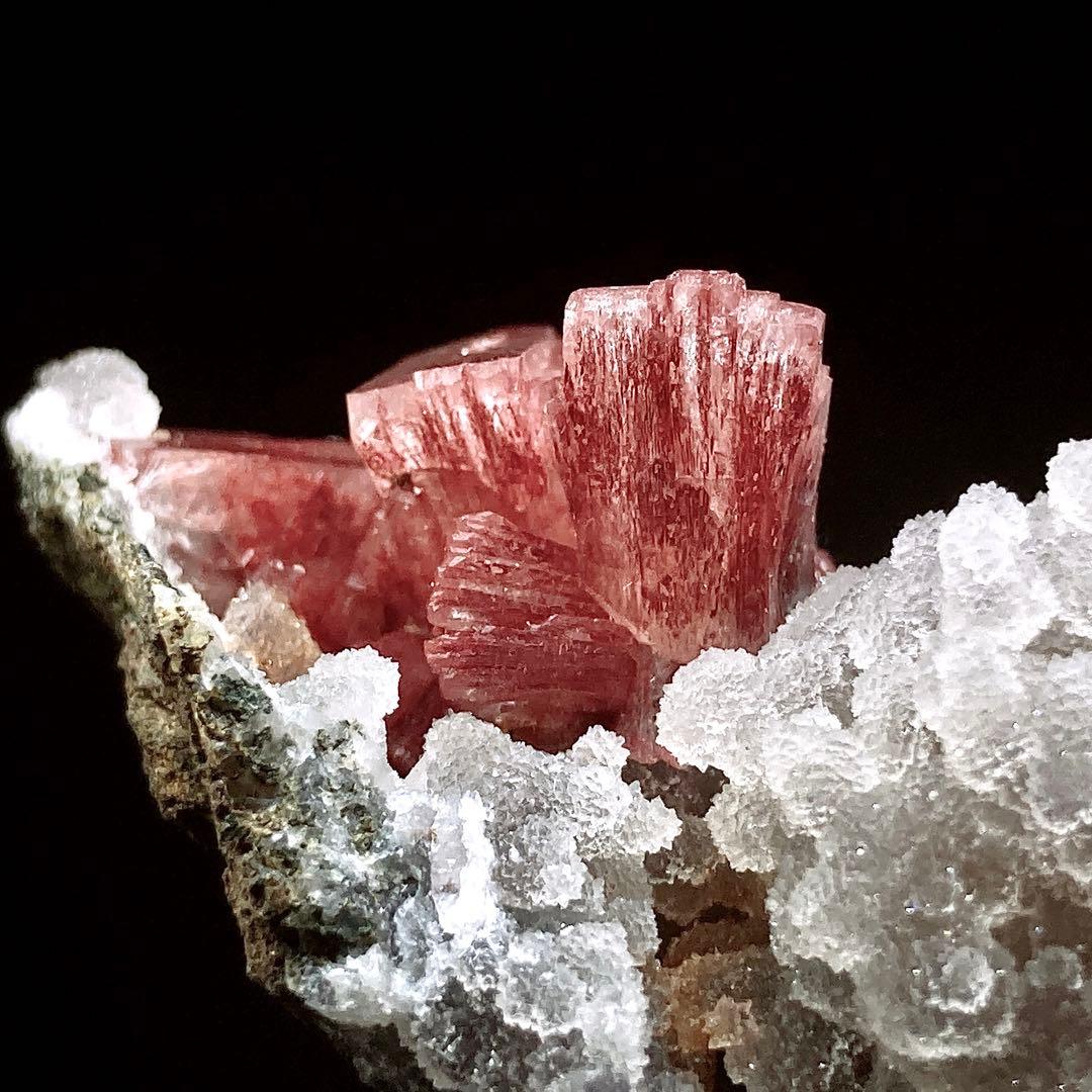 く*ら様 レッドスティルバイト カルセドニー 原石 鉱物標本 天然石 938