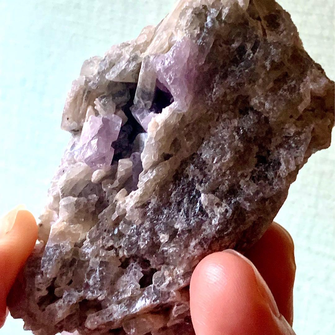 ライラックカラースピネル母岩付き特大標本194g