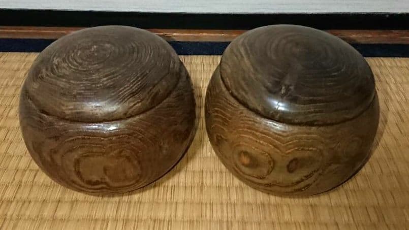 脚付き碁盤(高さ約8cm) 碁石付き(蛤・那智黒石)