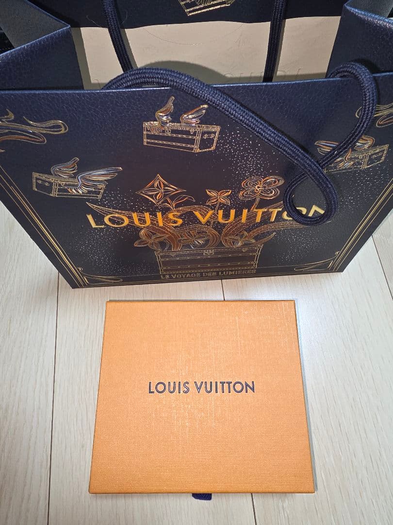 Louis Vuitton LVヴェルティカル ウォレット コンパクト