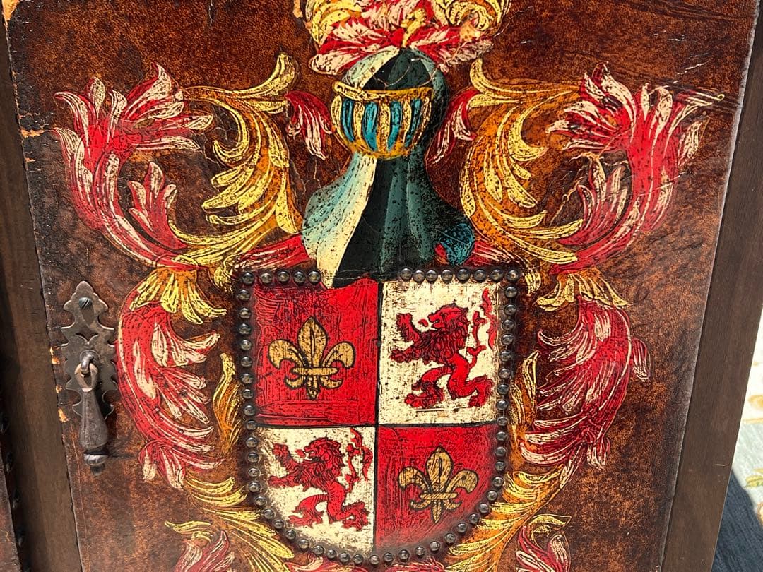 手描きの紋章付き木製タンスピールモーベル アルテサニア 作ったで