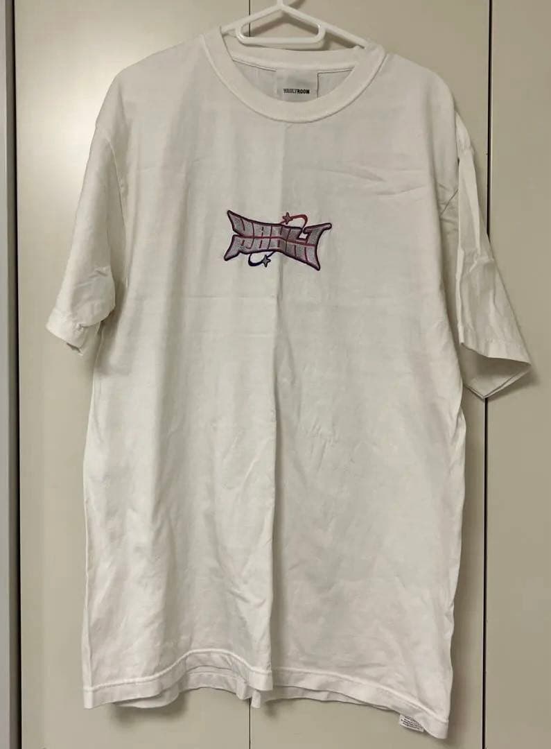 VAULTROOM ラプラスダークネス 赤見かるび Tシャツ - メルカリ