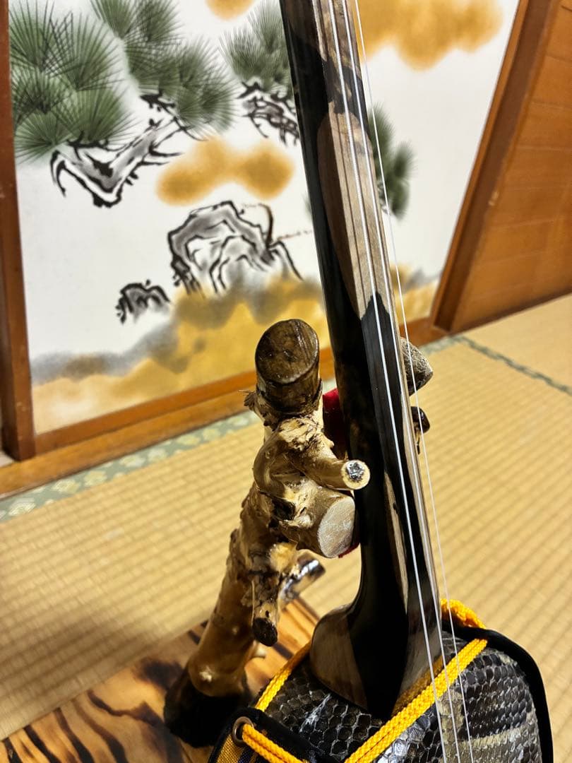 沖縄三線 伊江島クルチ(黒木) ユナー！与那城型 本皮一枚張り - メルカリ