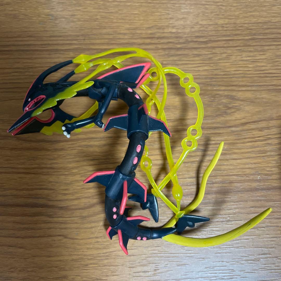 世界1000個限定 モンコレ　黒いメガレックウザ