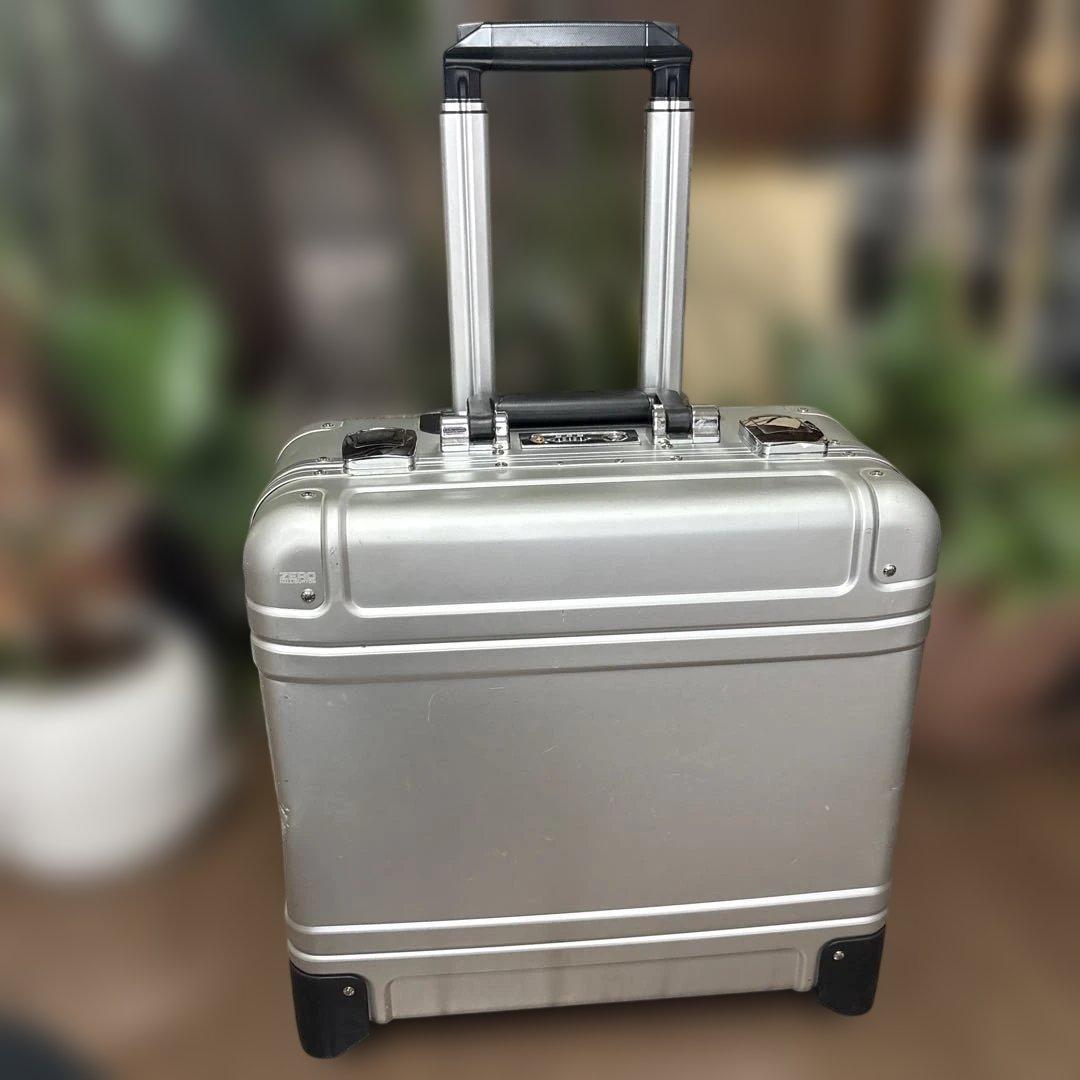 専用品　無骨でかっこいい！ゼロハリバートン　アルミキャリーケース 28リットル 無骨で頑丈 ゼロハリバートン アルミ製中型キャリーケース 6輪 2025年