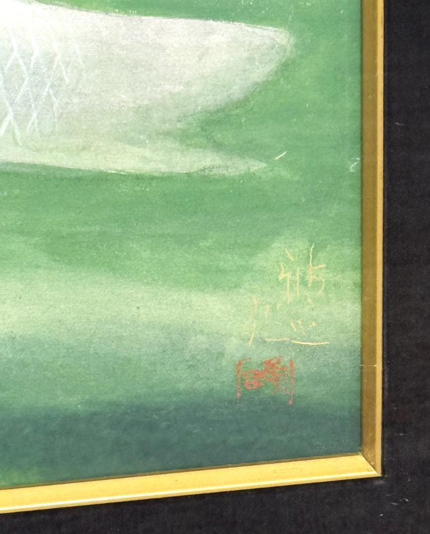 素晴らしい　緑の水中を泳ぐ鯉の美しい日本画