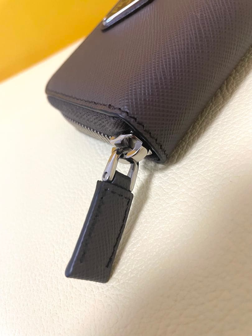【美品】PRADA レザーケース 2MM003(定価96800円)