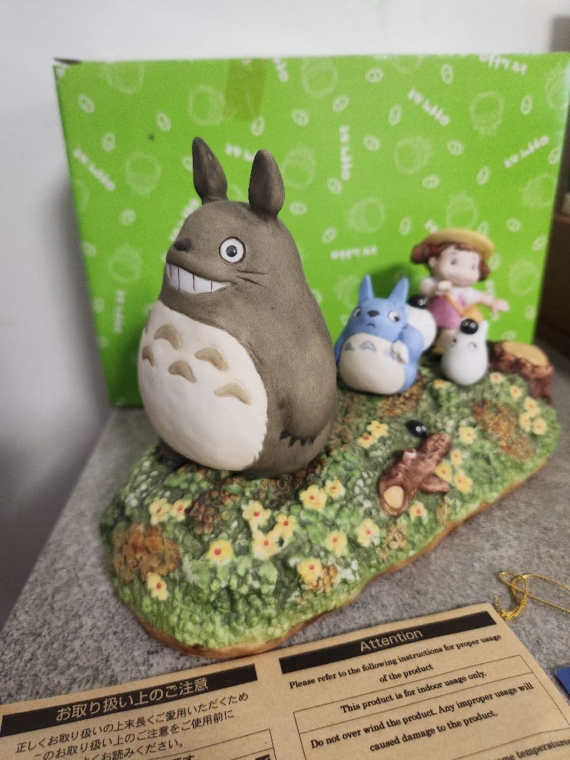 【となりのトトロ】トトロ　さんぽ　オルゴール ジブリ 陶器 となりのトトロ 磁器オルゴール（メイちゃんとおさんぽ/4957） | す