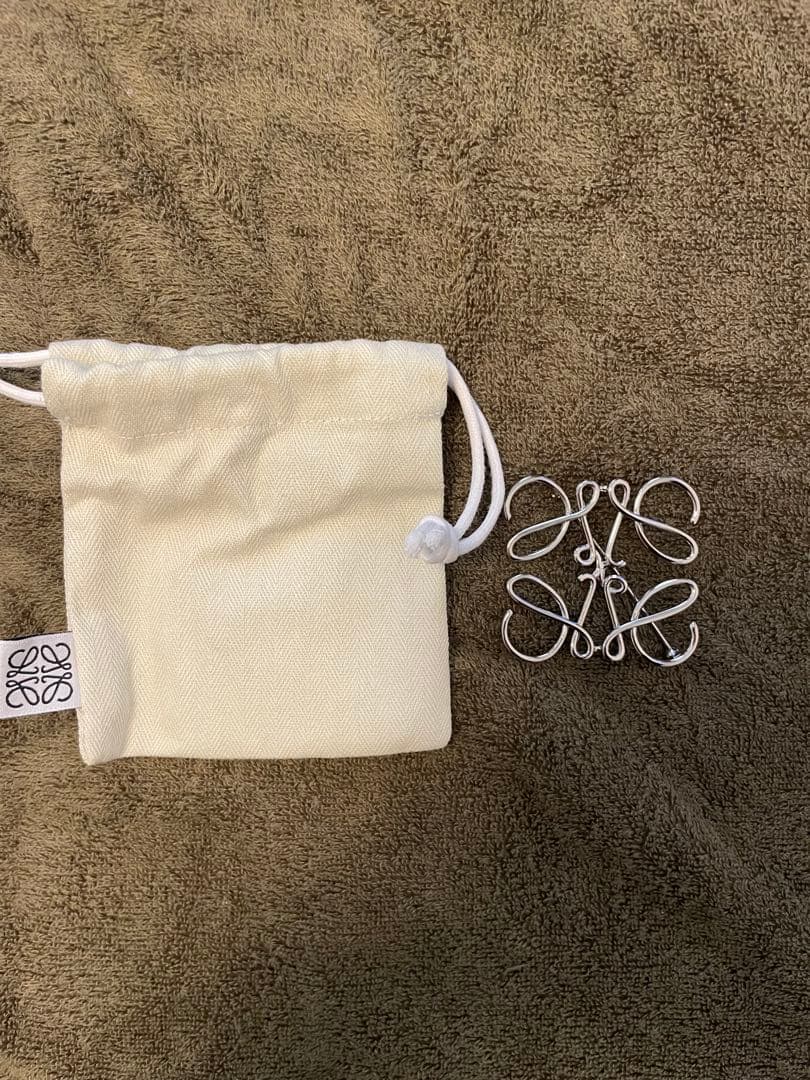 LOEWE リボンモチーフ ブローチ シルバー