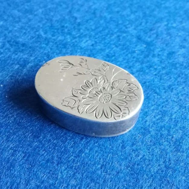 逸品　仁丹ケース④　銀張り　片切り彫　仁丹入れ　ピルケース　明治大正昭和　和骨董