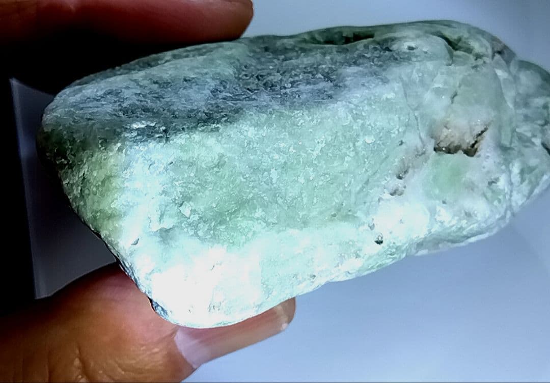 ☆翡翠原石☆糸魚川硬玉【青海川・転石ウブ・クラスター翡翠299g】