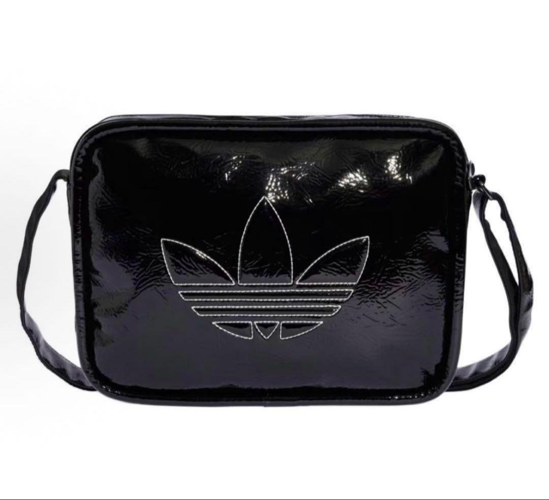 adidas ブラック エナメル ショルダーバッグ - メルカリ