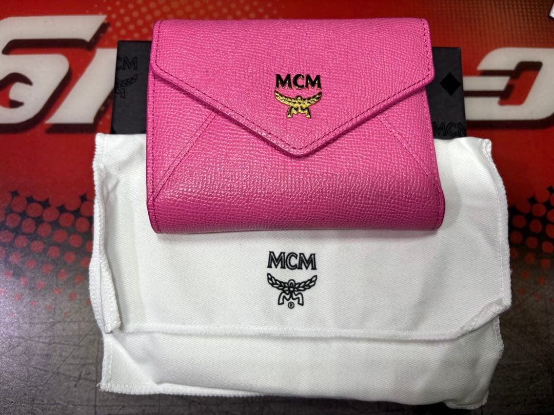 【新品】MCM ピンク ゴールドロゴ金具 三つ折り財布 新品】MCM ピンク ゴールドロゴ金具 三つ折り財布