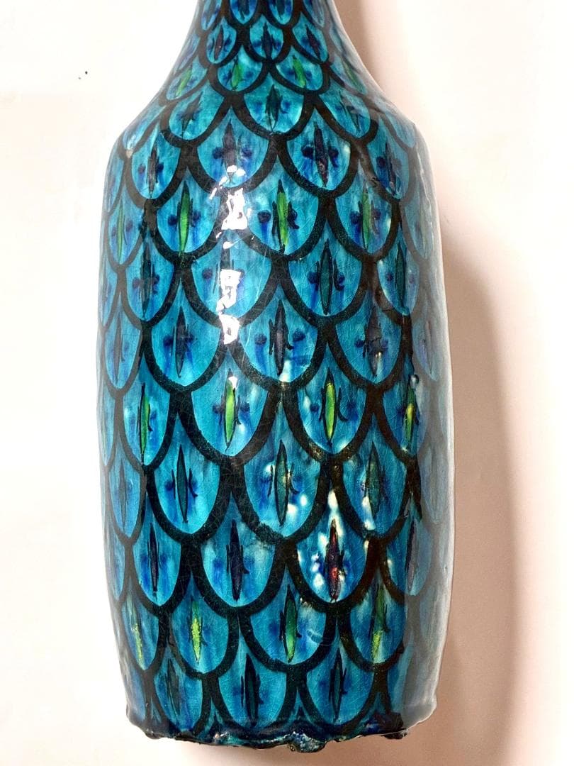 ターコイズグリーンに黒や色とりどりの細首ボトル❁幾何学的 うろこ模様（