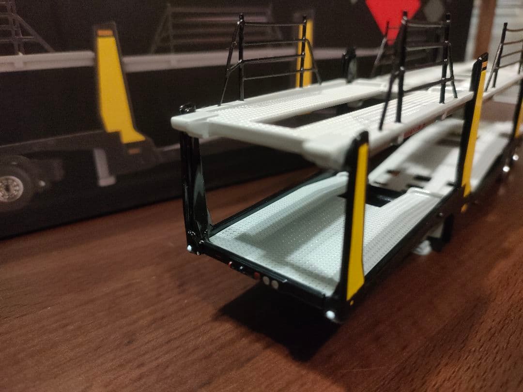 MINIGT Mercedes-Benz アクトロス 黄色 右ハンドル 1/64