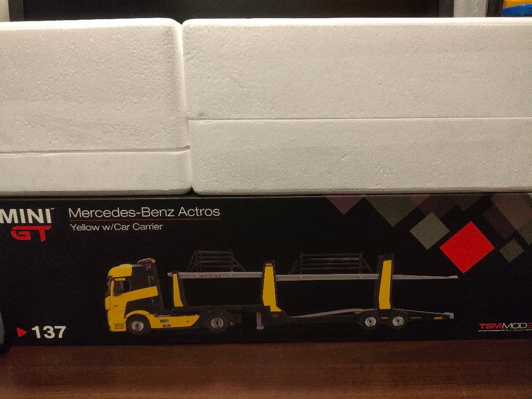 MINIGT Mercedes-Benz アクトロス 黄色 右ハンドル 1/64