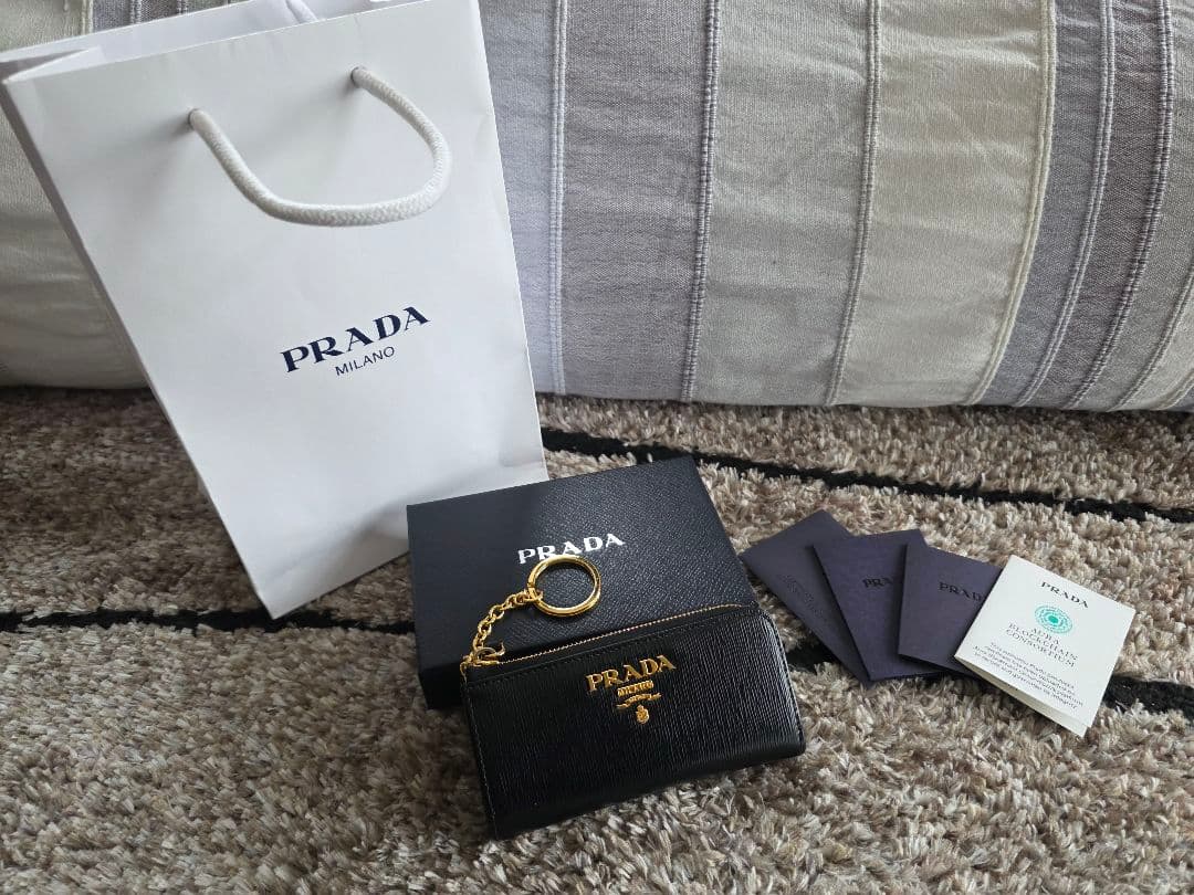 美品プラダ　ヴィッテロムーブ　キーリング　ケースロゴ金具