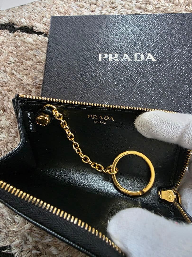 美品プラダ　ヴィッテロムーブ　キーリング　ケースロゴ金具