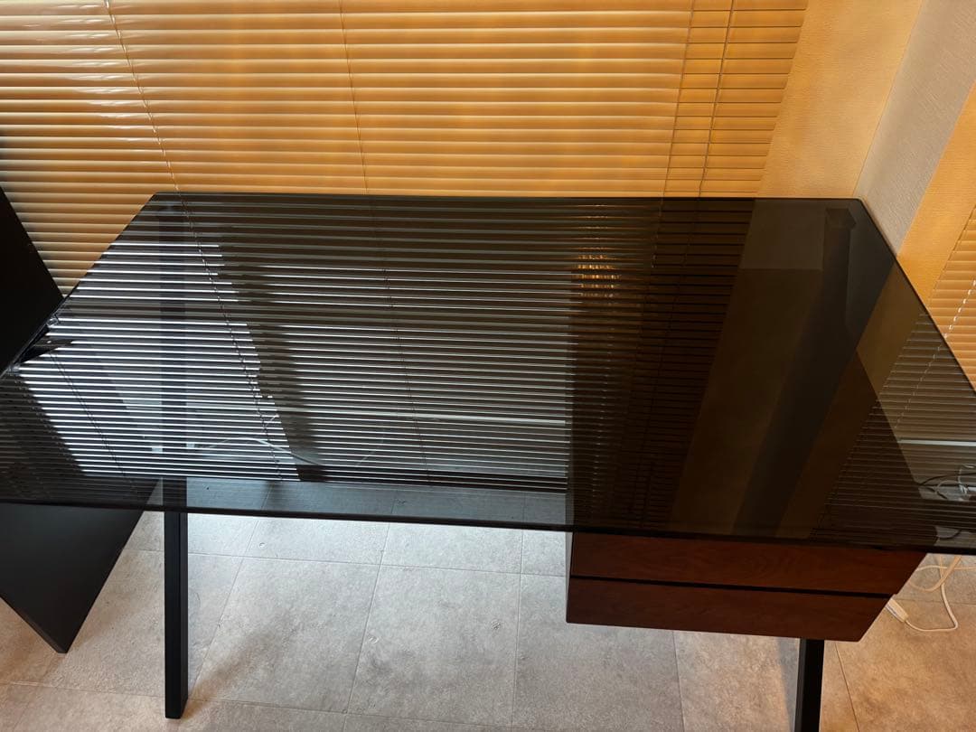 サッジオデスク　ガラスデスク　2025年4月購入