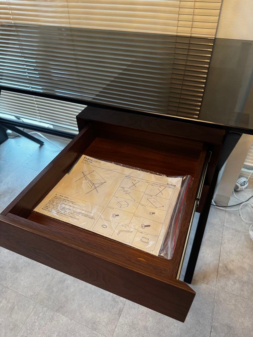 サッジオデスク　ガラスデスク　2025年4月購入