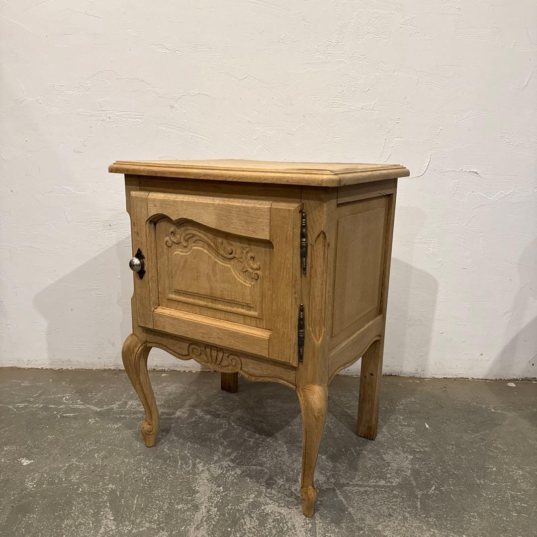 ビンテージ　木製サイドテーブル　猫脚　剥離　ベッドサイドテーブル ビンテージ 木製サイドテーブル 猫脚 剥離 ベッドサイドテーブル