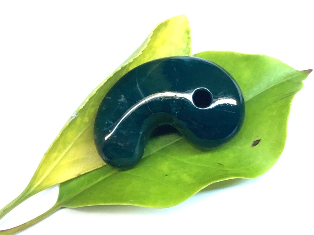 ✳稀な1個‼️濃厚結晶群の出雲石めのう【碧玉】勾玉 外部