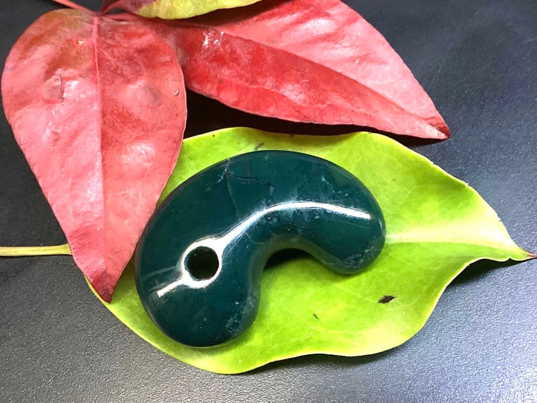 ✳稀な1個‼️濃厚結晶群の出雲石めのう【碧玉】勾玉 外部