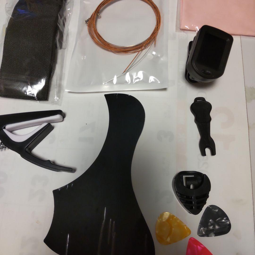 新品！ホワイトカッタウェイアコースティックギター、ソフトケース、付属品付